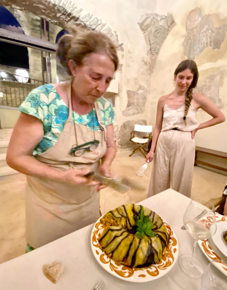 Mamma Patrizia e il suo timballo con zitoni al ragù cilentano e melanzane