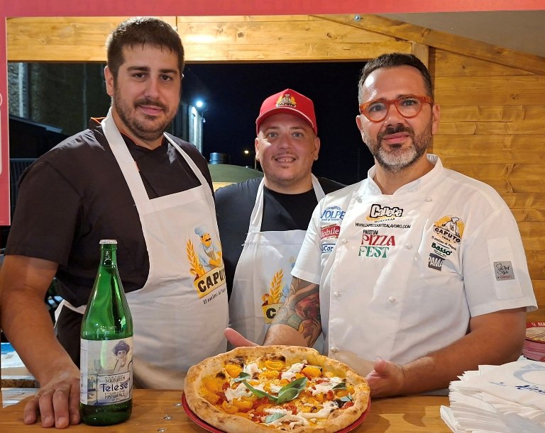 Paestum Pizza Fest 2025, Umberto Mauriello de La Pineta con i suoi collaboratori - Castelvenere
