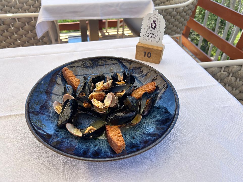 Ristorante Tenuta Donna Carmela - Sautè di Cozze e vongole e pane croccante