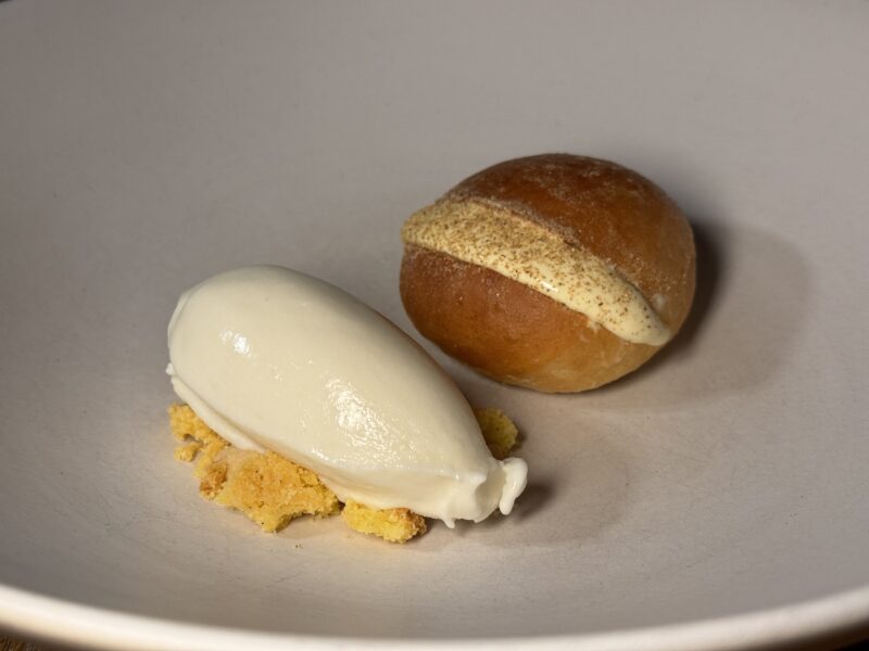 Brioche, gelato alla mandorla e zabaione ai porcini