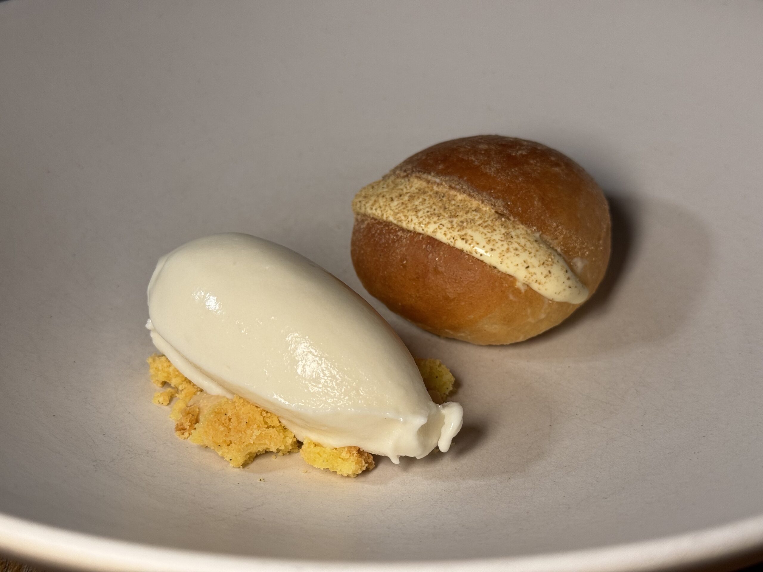 Brioche, gelato alla mandorla e zabaione ai porcini