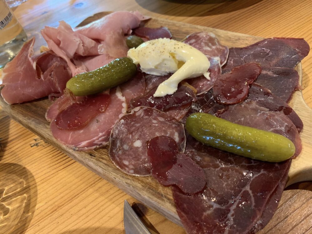 Le Refuge a Megeve, tagliere con salumi e burro delle Alpi
