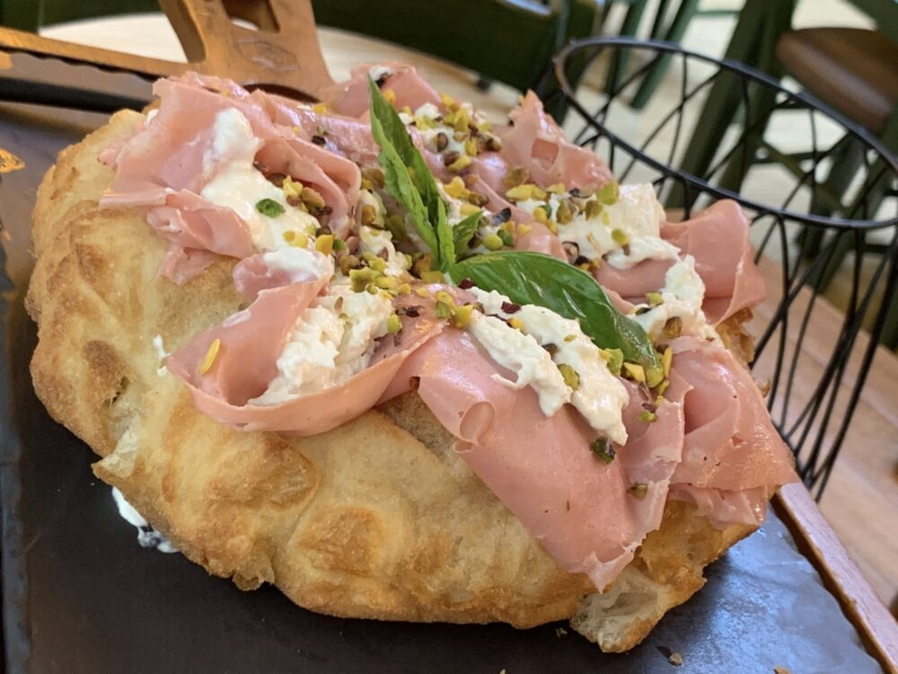 Luigia a Ginevra, pizza fritta con mortadella bolognese