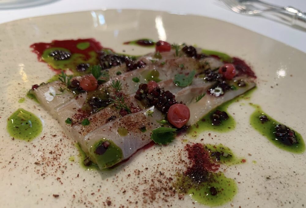 Le Clos des Senses, la trota ne' cotta ne' cruda, con bacche del giardino