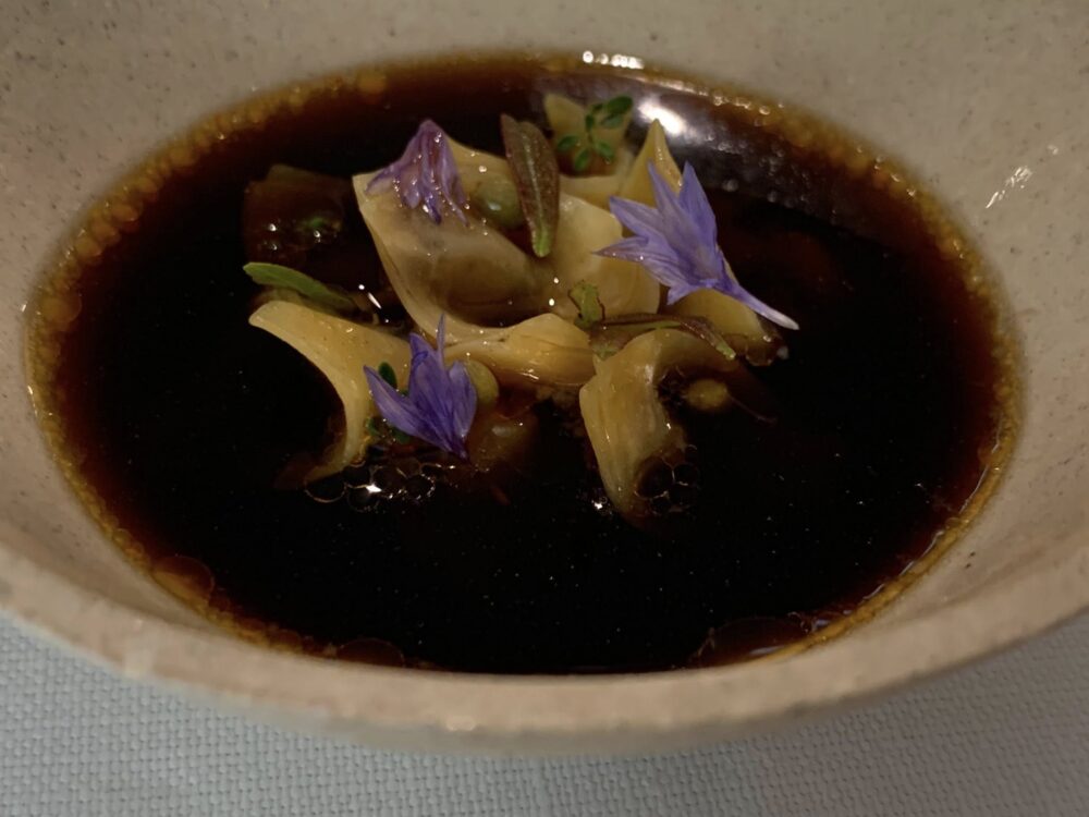 Le Clos des Senses, cappelletti con brodo di conchiglie e midollo