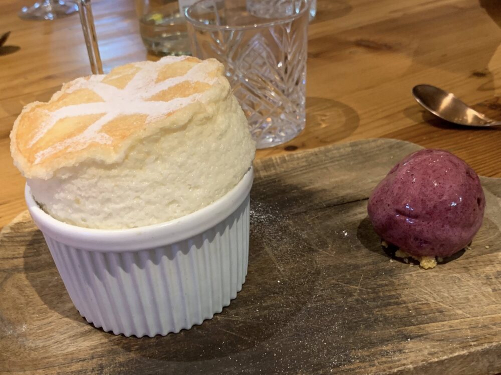 Le Refuge a Megeve, soufflé al Grand Marnier con gelato al mirtillo