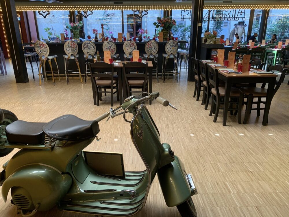 Luigia a Ginevra, scorcio ingresso sala