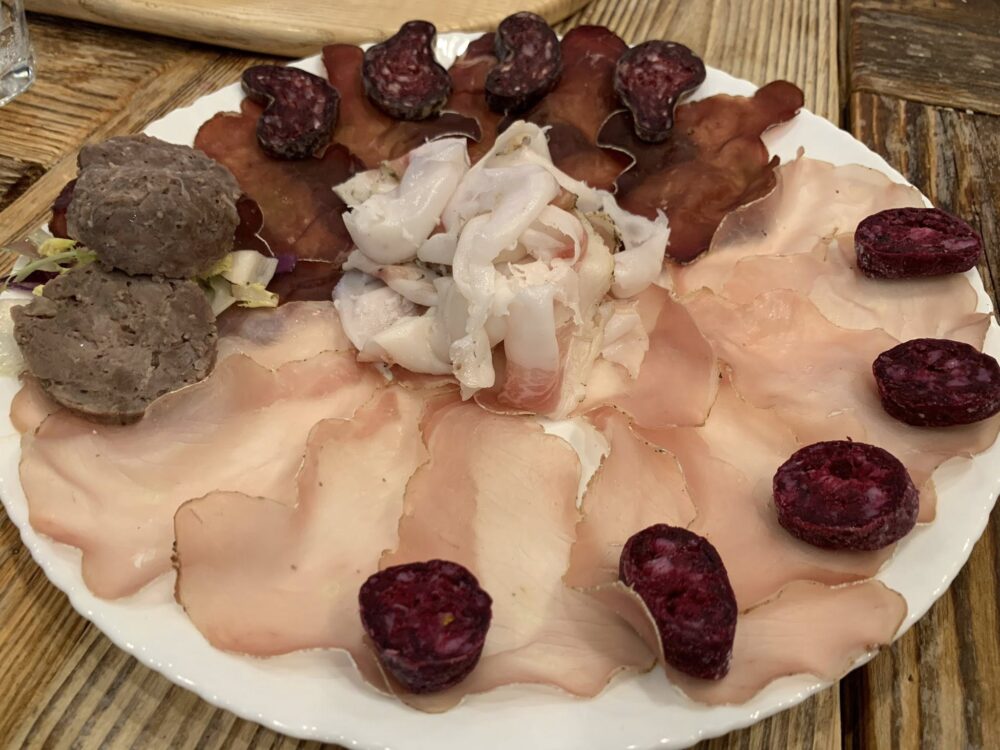 Osteria la Vache Folle, salumi misti di propria produzione