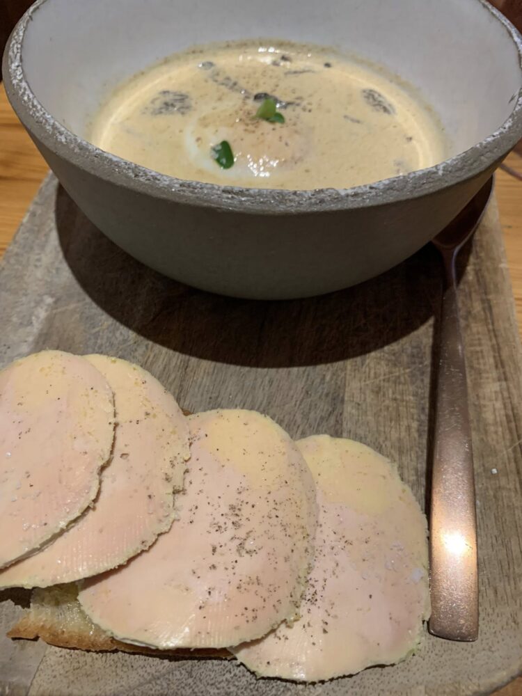 Le Refuge a Megeve, l'uovo con lenticchie verdi e foie gras