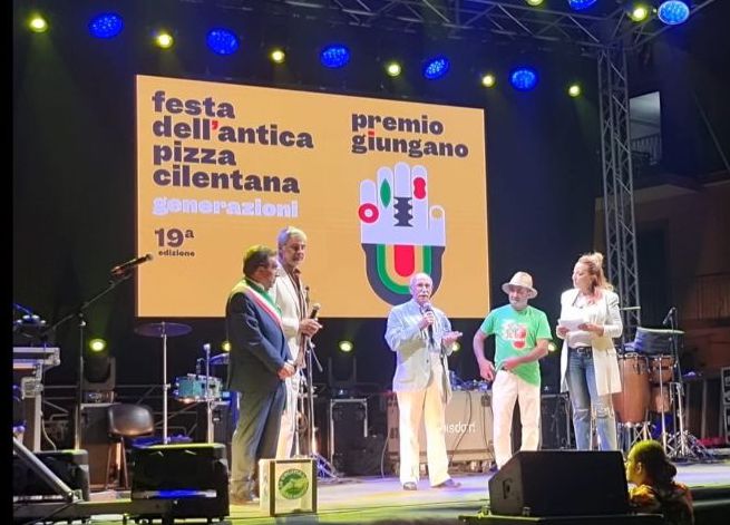 Alcuni personaggi sul palco del Premio Giungano Cilentum