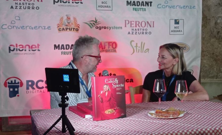 Alfonso Sarno con l'autrice Antonella Amodio durante la presentazioe del libro Calici&Spicchi a Giungano