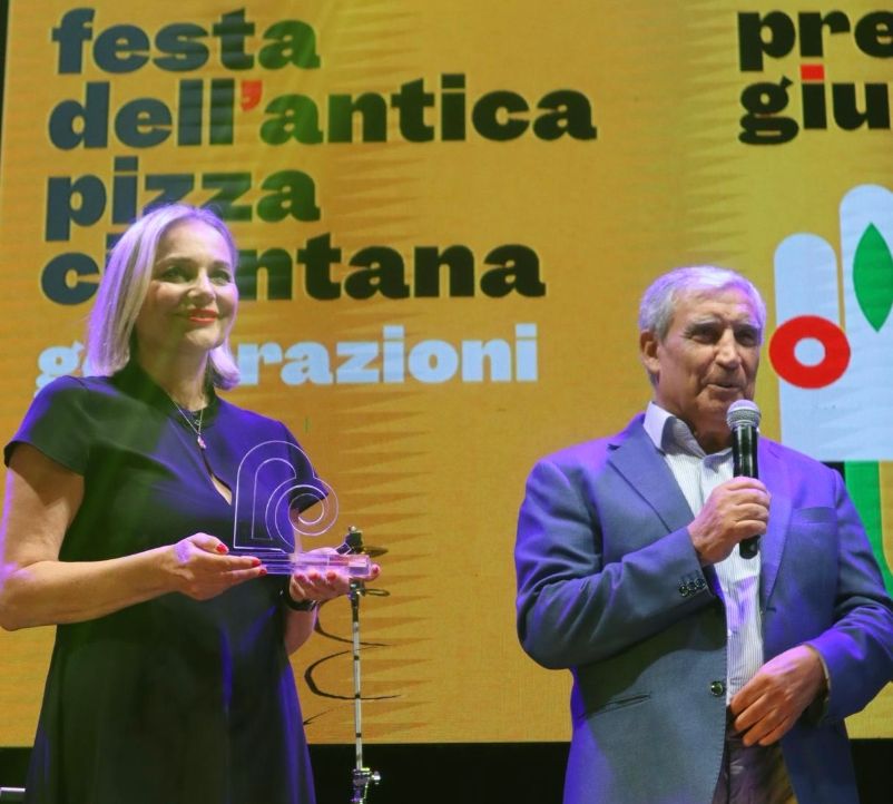 Antonella Amodio col premio Giungano Cilentum