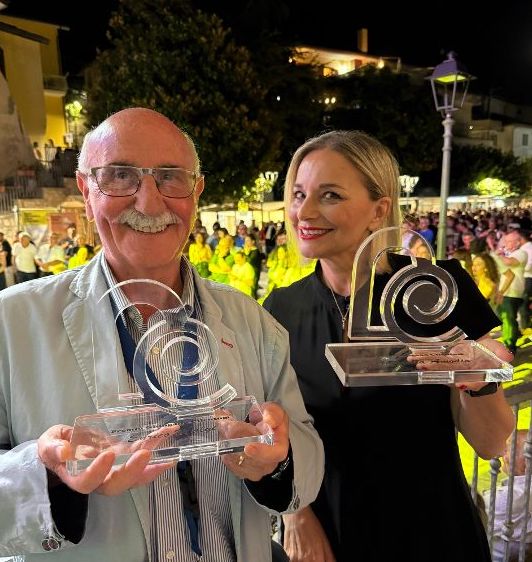 Enrico Malgi ed Antonella Amodio con il Premio Giungano Cilentum ricevuto alla Festa dell'Antica Pizza Cilentana a Giungano