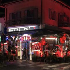 Na Pizz, Riccione, l’ingresso del locale in Viale Ceccarini