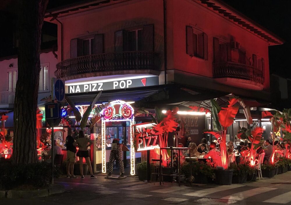 Na Pizz, Riccione, l’ingresso del locale in Viale Ceccarini