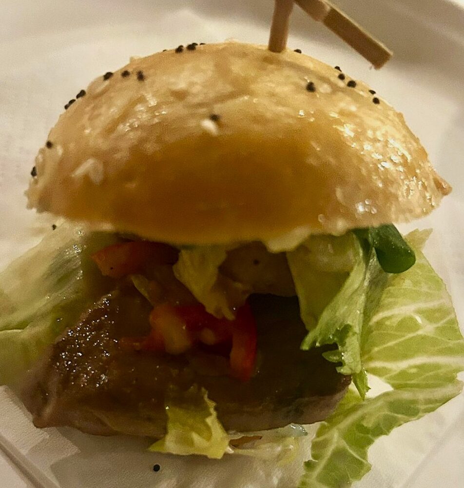 Aguglia Osteria di mare, mini bun palamita e pomodori