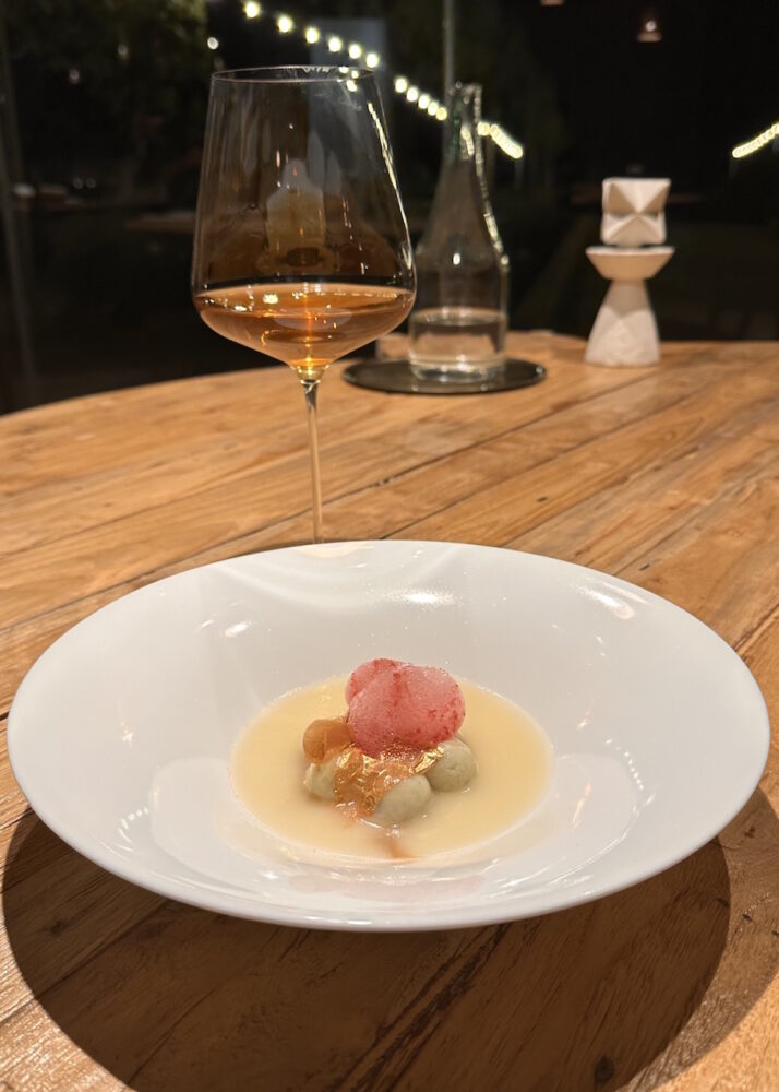 Orto Ristorante Cipolla,erborinato di capra, caviale di aceto