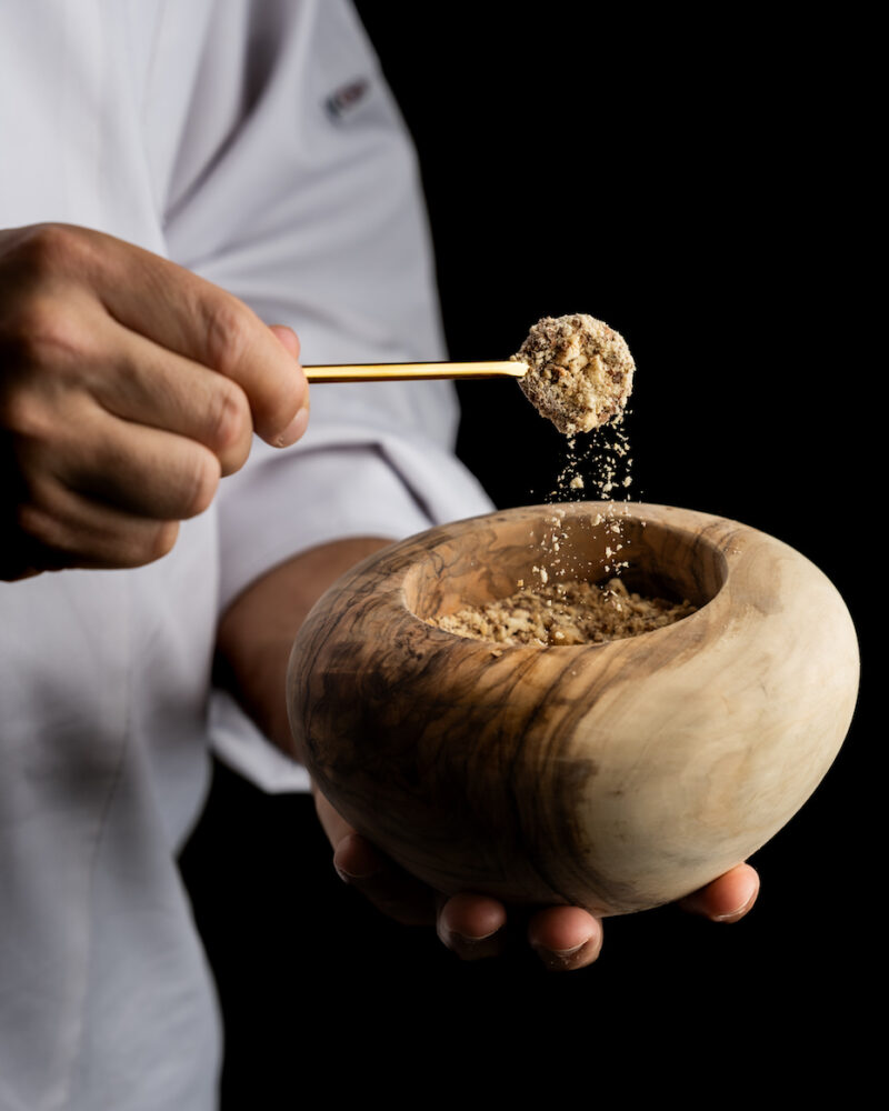 Orto Ristorante. Piccola Pasticceria Crumble di mandorle salate e miele di castagno. foto di Giulia di Michele