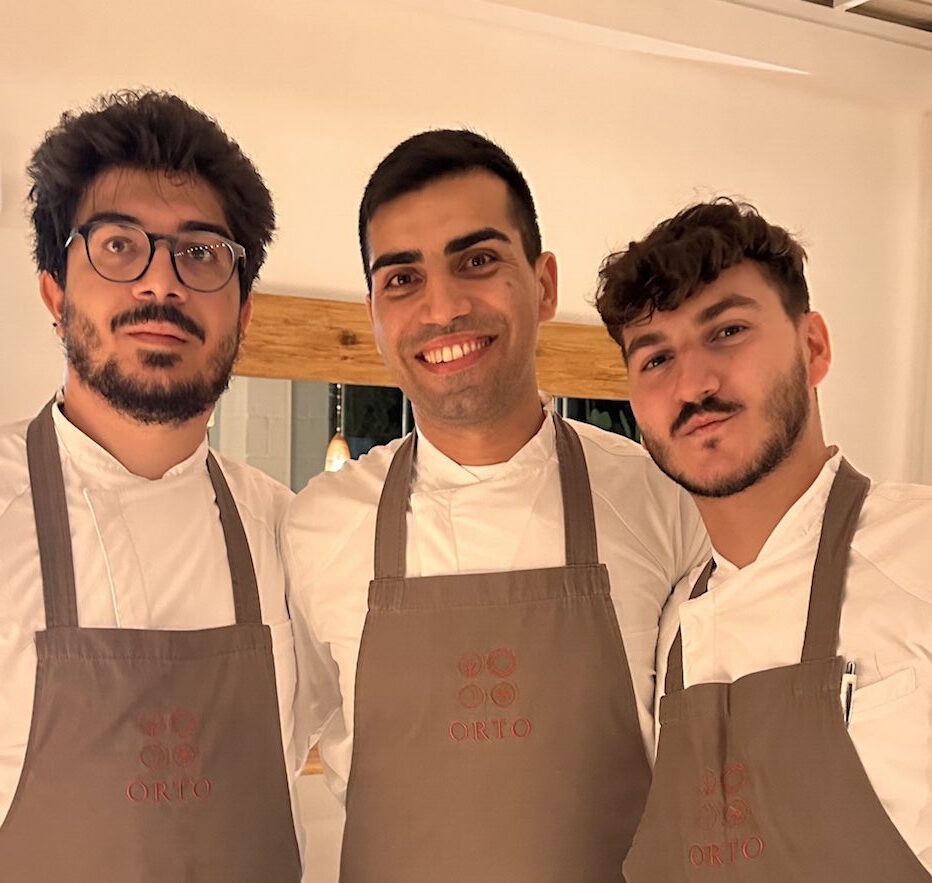 Da destra Nicolò Pipoli, lo chef Angelo Borrelli e Davide Passalacqua