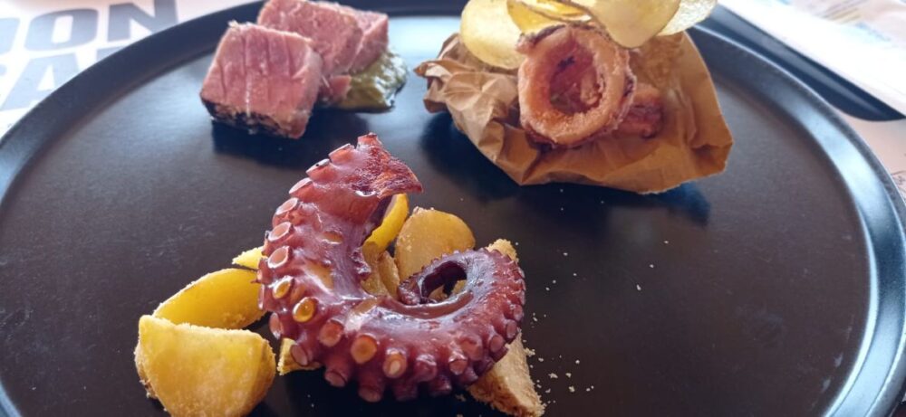 Galatea Village Polpo croccante, tagliata di tonno e frittura di calamari e mazzancolle