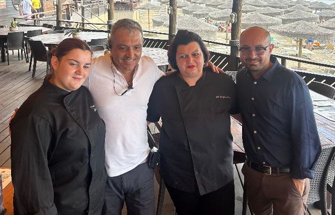 Galatea Village Salvatore Sirica con Andrea Moscariello, la chef e la figlia