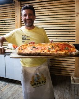 Pizzaiolo con pizza cilentana - piccola dimensione a Giungano