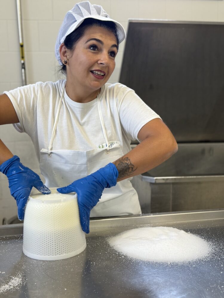 Salatura a mano - Caseificio I Renai