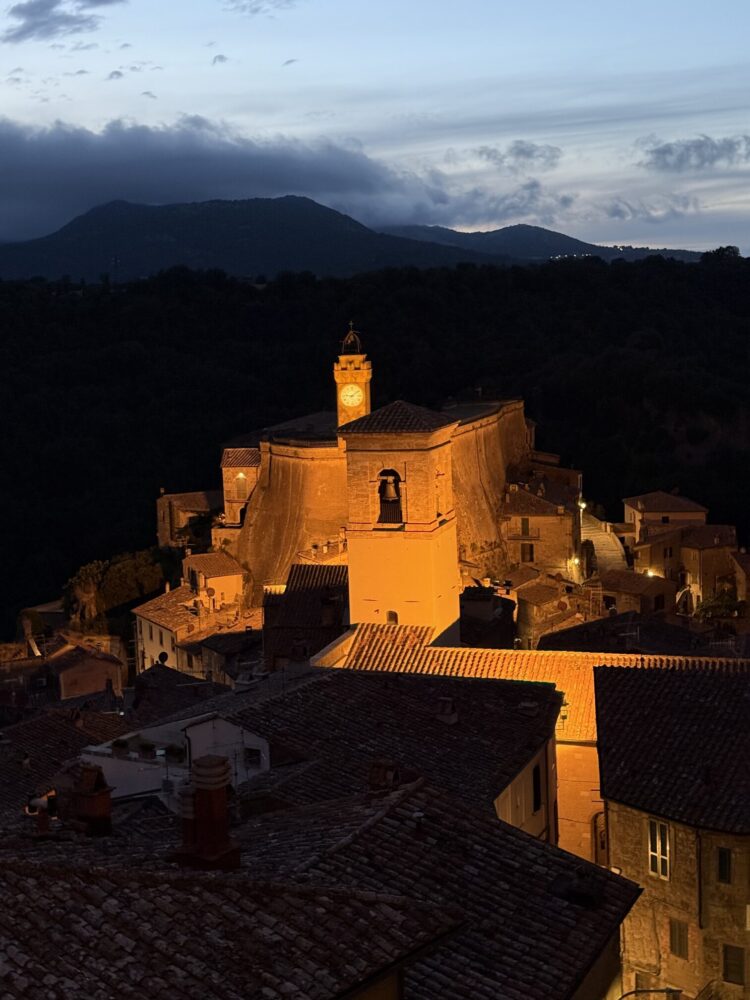 Sorano notturna, Hotel della Fortezza - Sorano