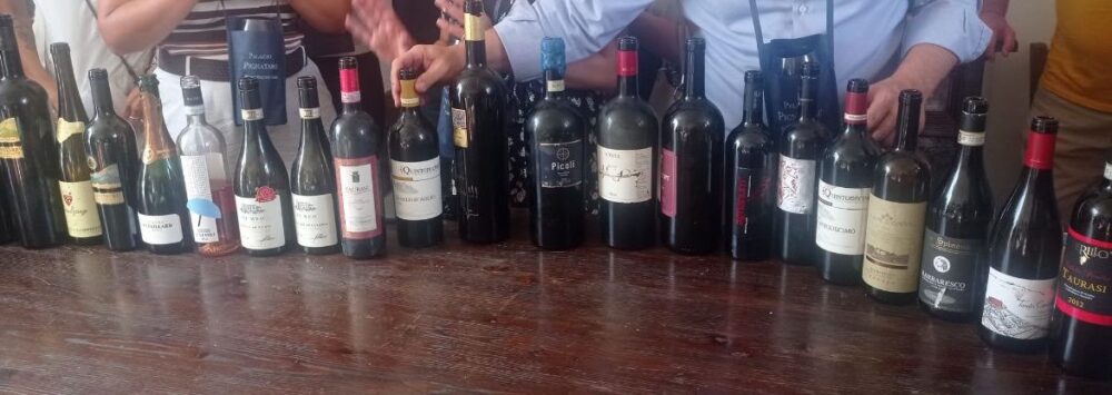 Una parte delle bottiglie di vino bevute a casa di Luciano Pignataro a Vallo della Lucania