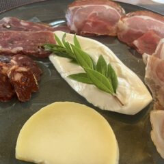 I salumi del papà di Lorenzo coi formaggi delle Starze