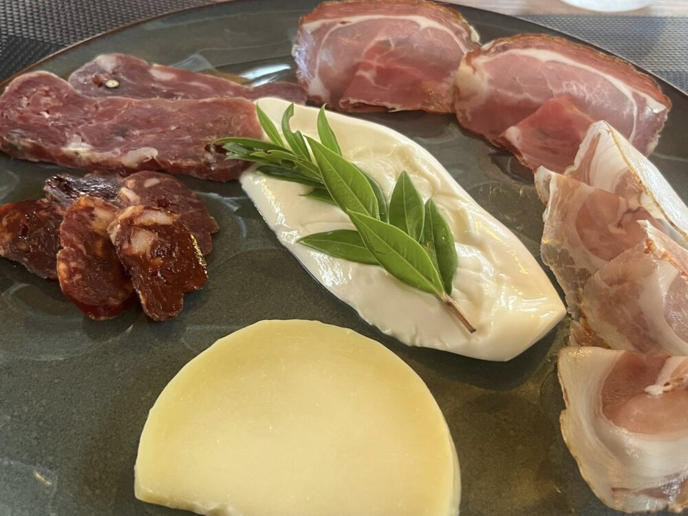 I salumi del papà di Lorenzo coi formaggi delle Starze