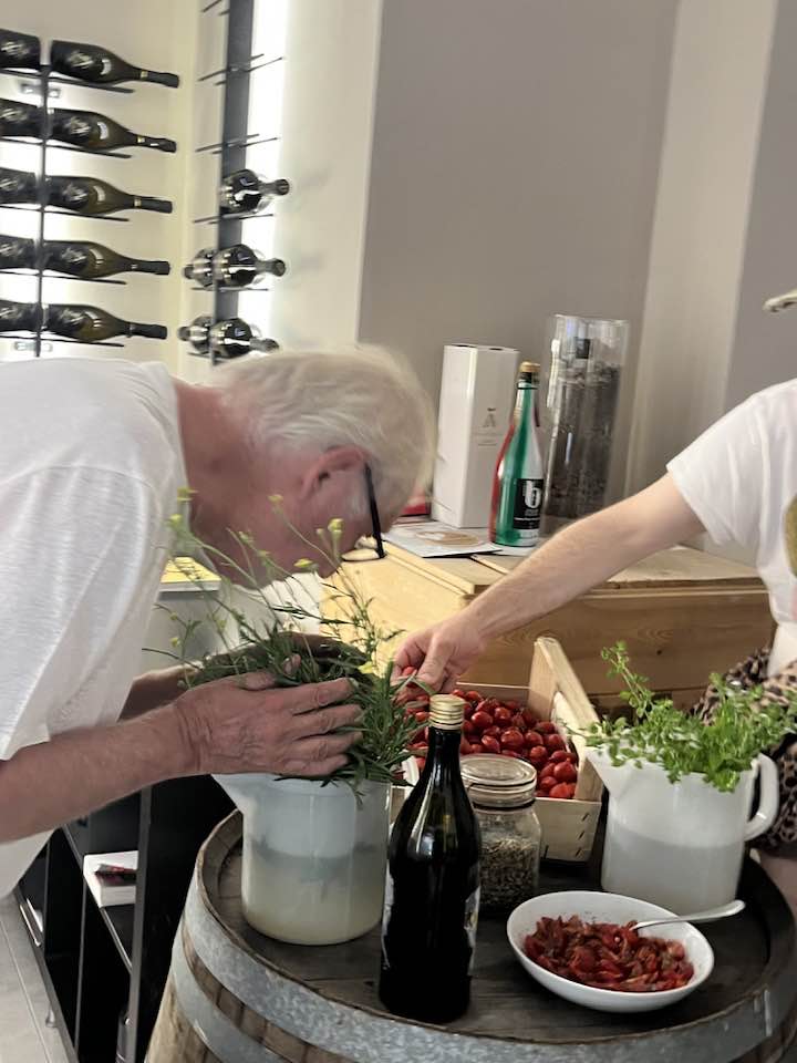 lo chef assaggia la rucola selvatica