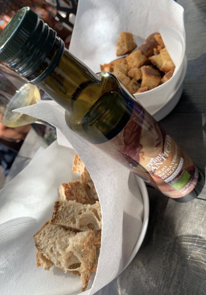 Blu Acciaroli Ristorante di Mare, crostini, pane e olio cilentano