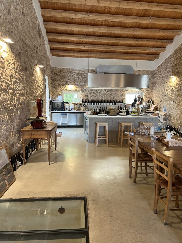 Cucina e parte della sala degustazioni