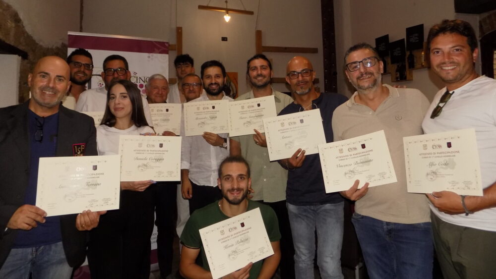 Il presidente Alberto Giannattasio ha retto personalmente l'attestato ad Annamaria Ferrara