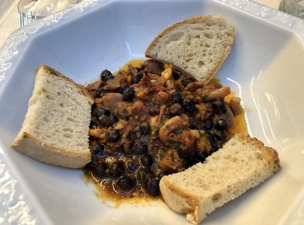 Moscardini e ceci neri