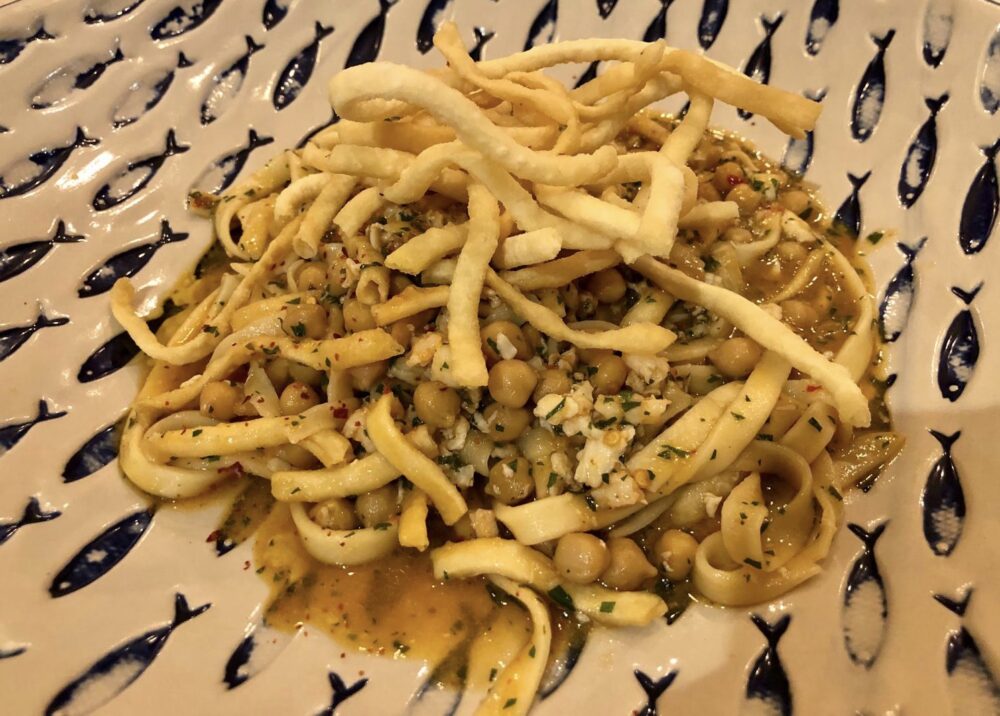 Ciceri e tria con polpa di granchio