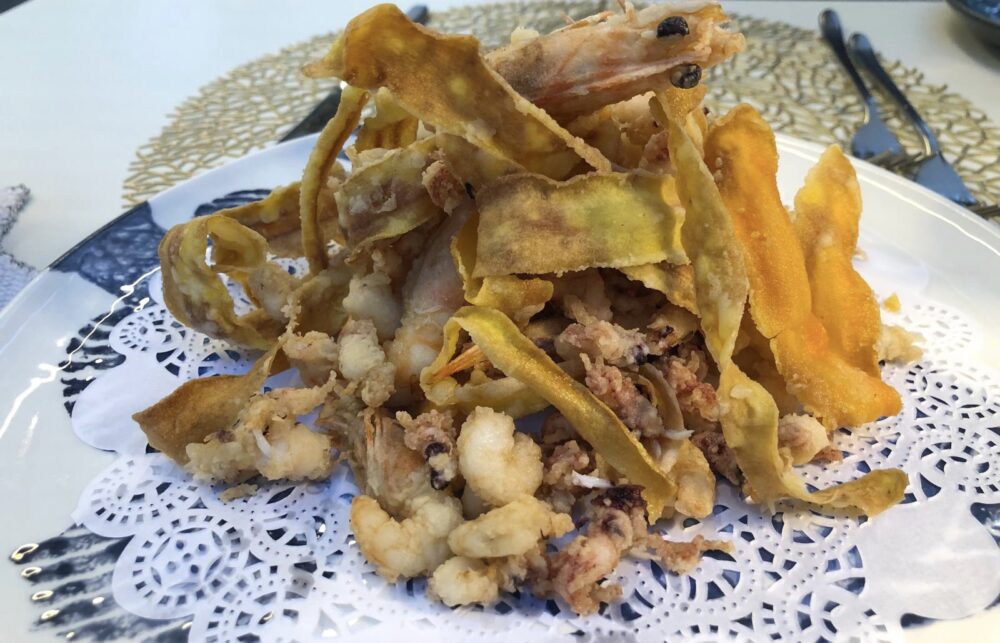 Calamaretti e gamberi rosa fritti