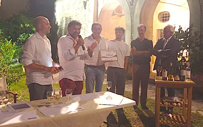 Festival della Dieta Mediterranea a Pioppi - Premiazione di contrada Zonzo col vino Prospero