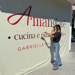 Gabriella Esposito all'esterno del locale di Pomigliano