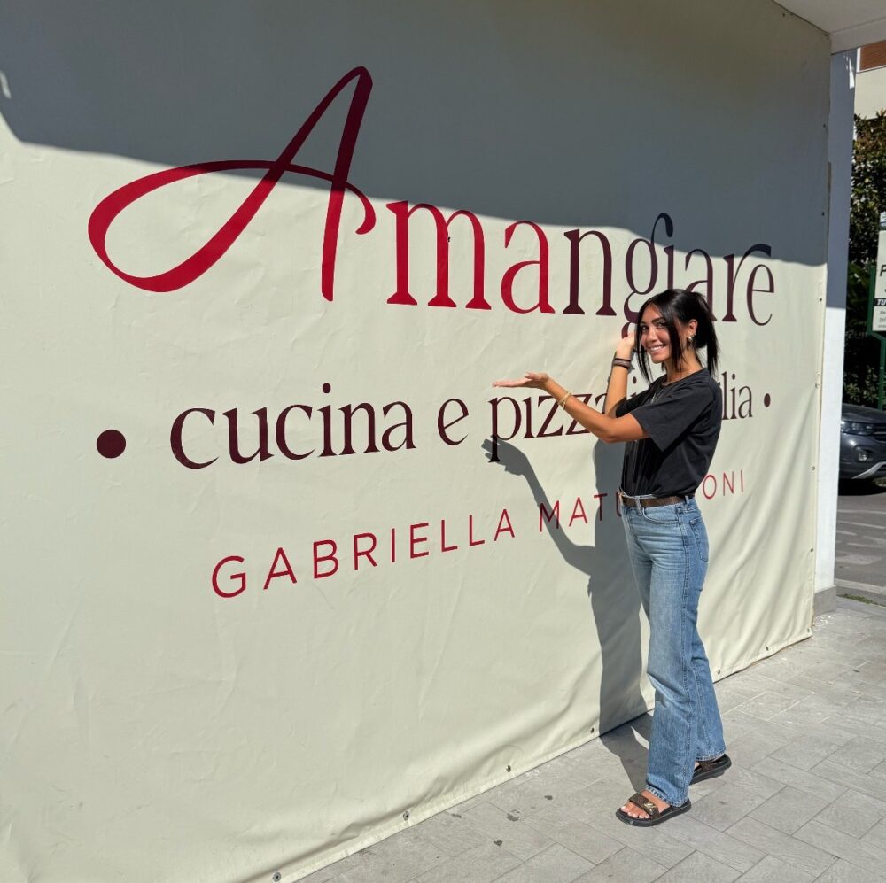 Gabriella Esposito all'esterno del locale di Pomigliano