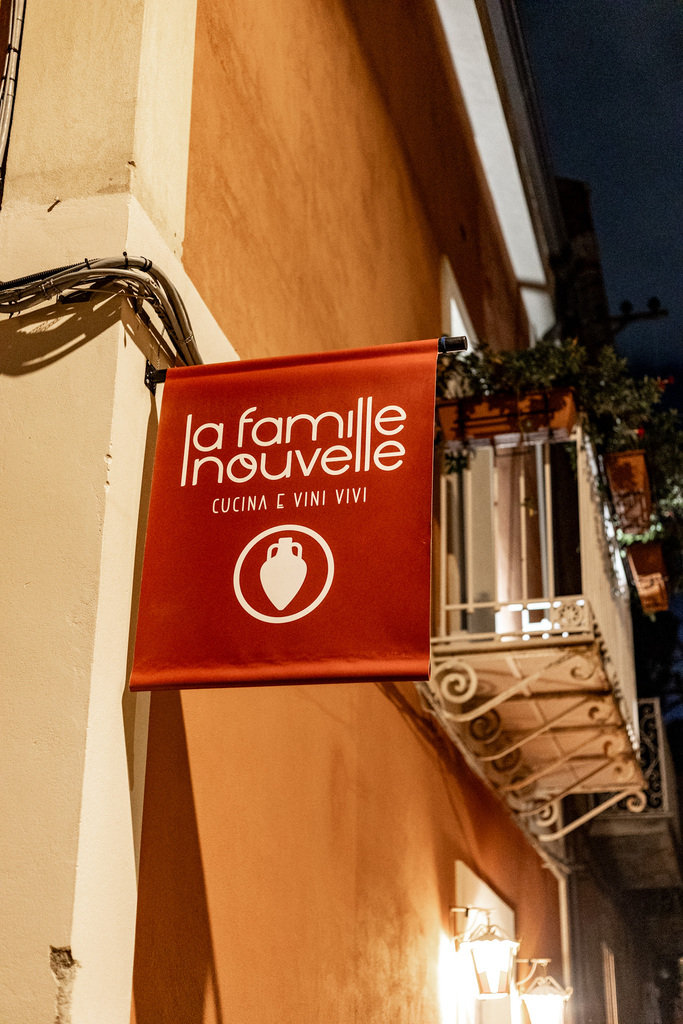 La Famille Nouvelle, insegna esterna