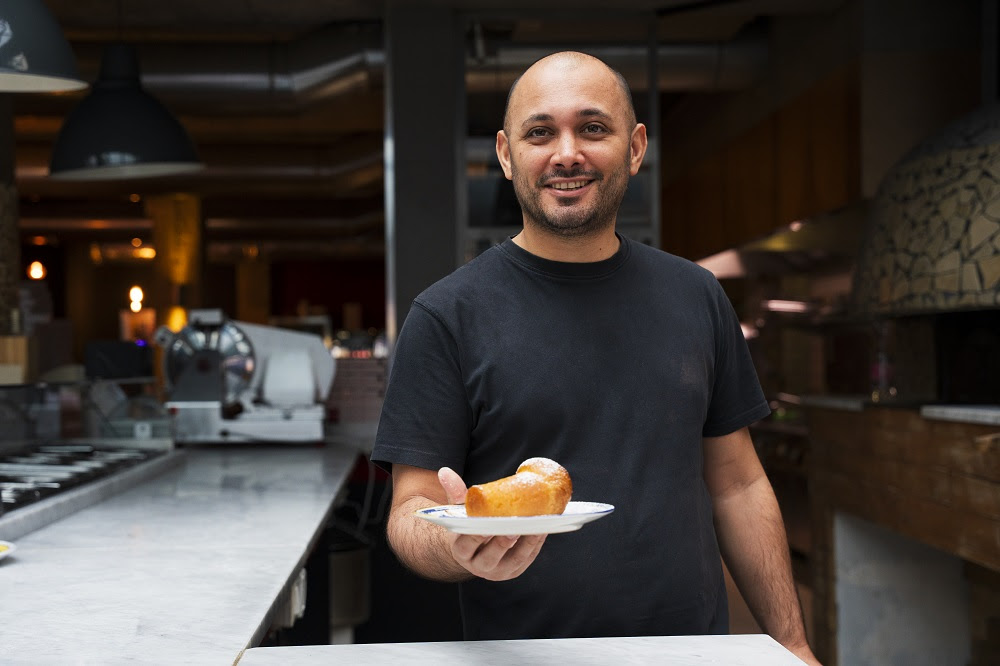 Lo chef Ciro Di Maio con il suo babà