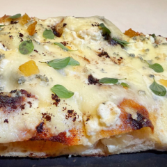 Quattro Formaggi, Maggiorana, Limone e Caffè: la pizza in teglia di Luigi Fernando