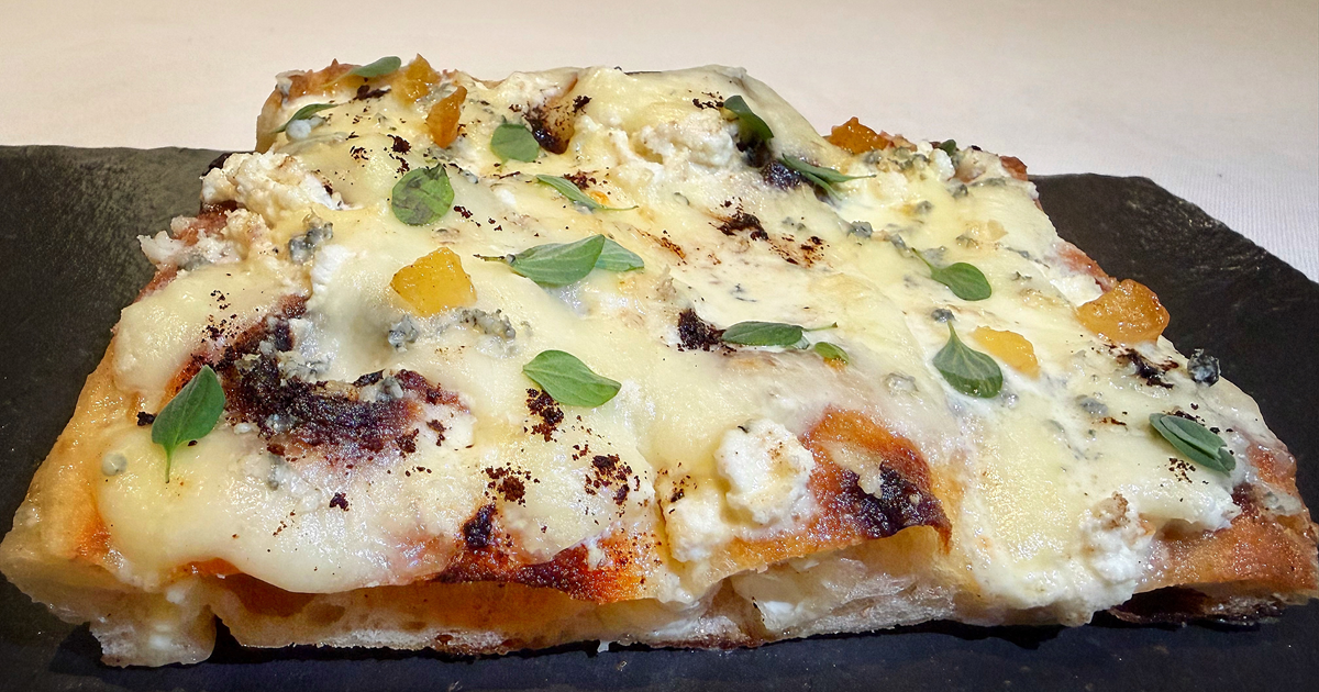 Quattro Formaggi, Maggiorana, Limone e Caffè: la pizza in teglia di Luigi Fernando