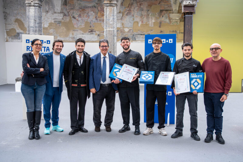 I 3 finalisti di Fior...di Teglia 2025 insieme ai curatori di 50 Top Pizza, Giovanni Amodio di Latteria Sorrentina e lo chef Maicol Izzo