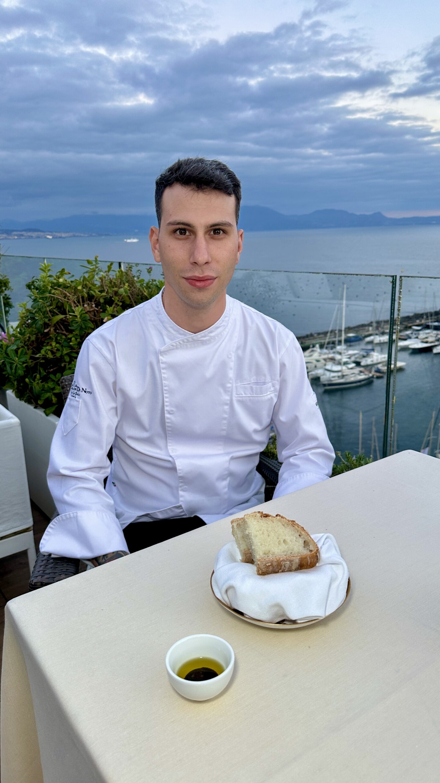 Lorenzo Sorrentino con la sua preparazione Pane Celiaco ad alta idratazione con lievito madre e patata