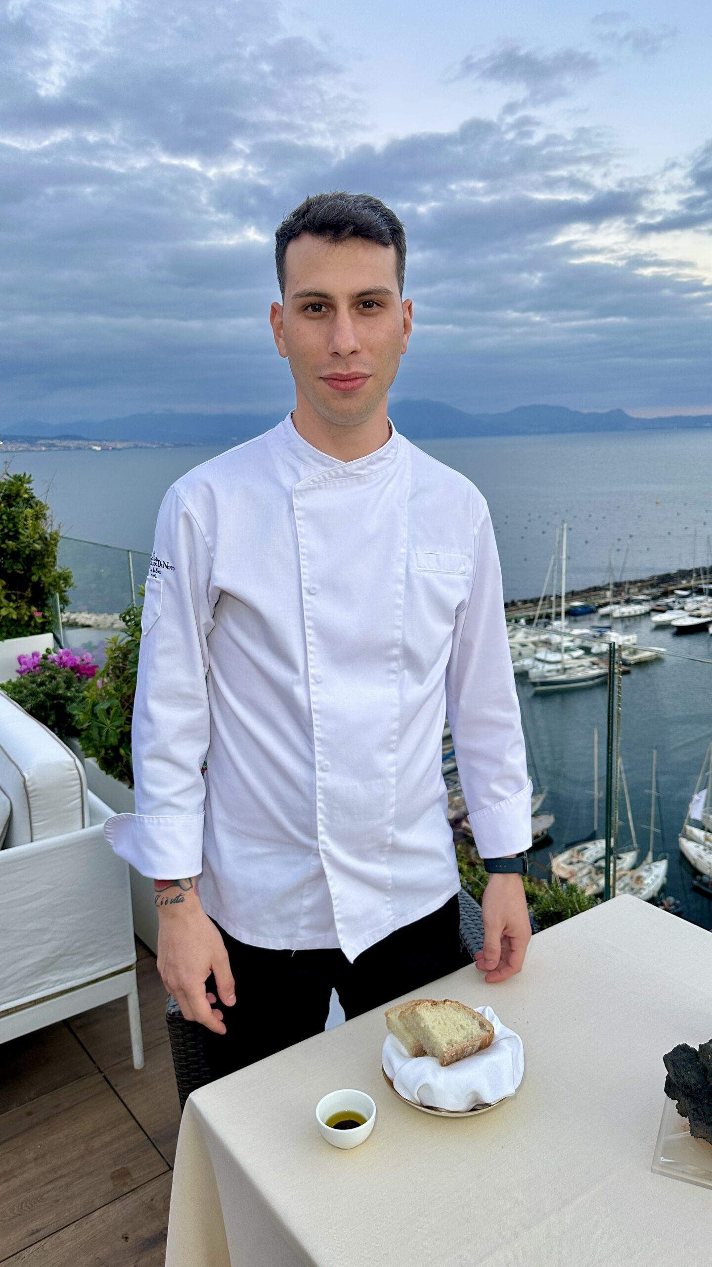 Lorenzo Sorrentino con la sua preparazione Pane Celiaco ad alta idratazione con lievito madre e patata