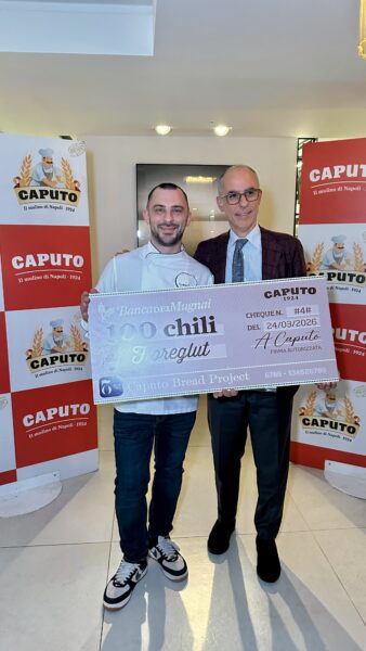 Gennaro Ambrosio riceve il premio del contest Caputo Bread Project 2025 da Antimo Caputo