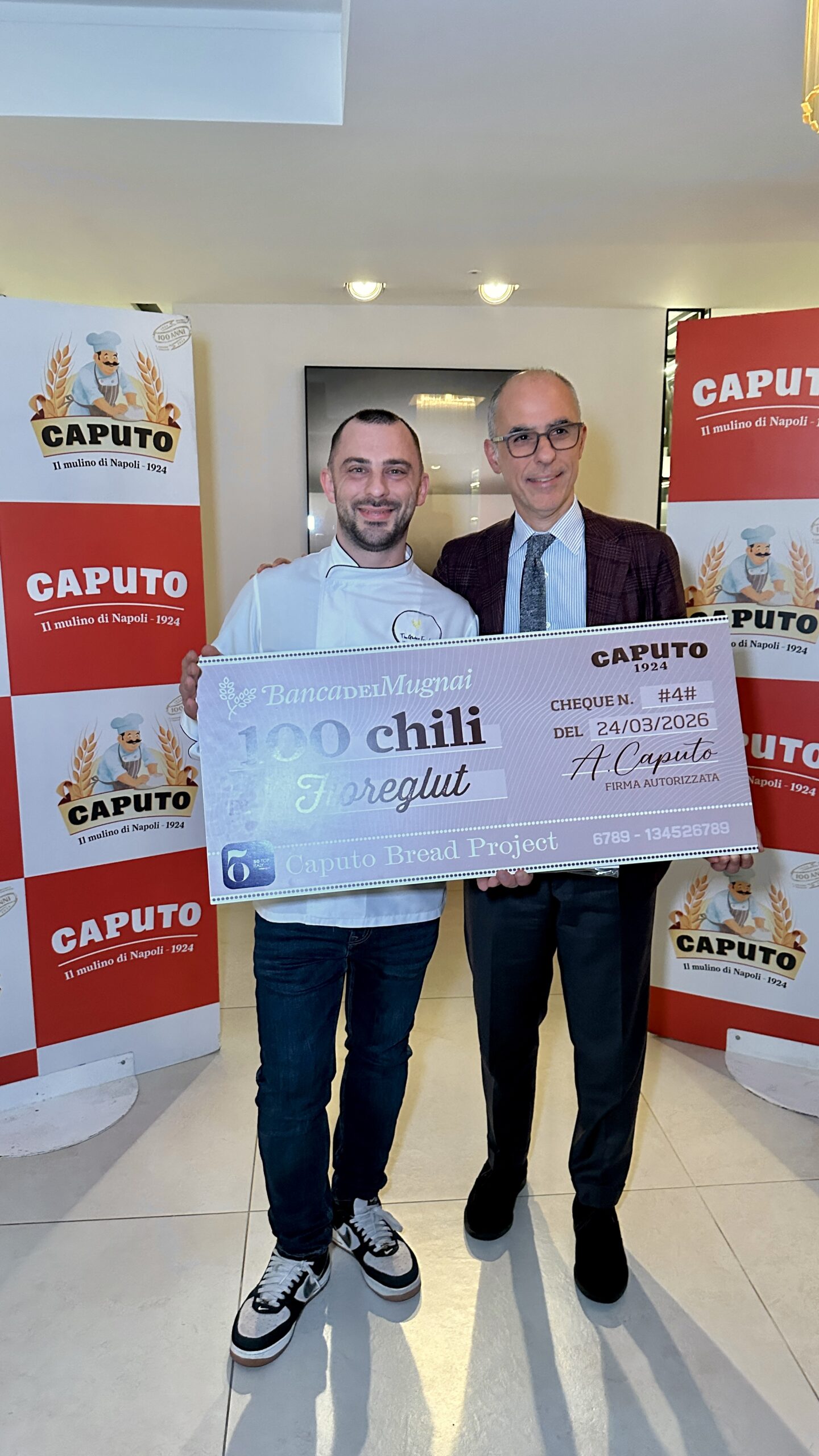Gennaro Ambrosio riceve il premio del contest Caputo Bread Project 2025 da Antimo Caputo